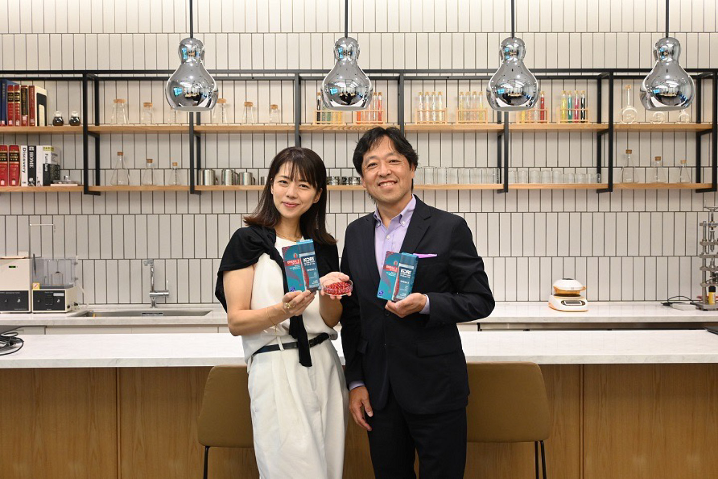 三生医薬株式会社代表取締役社長 今村朗と女優の吉岡美穂さん