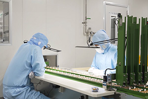 三生医薬の包装工場で包装された製品を検査する写真